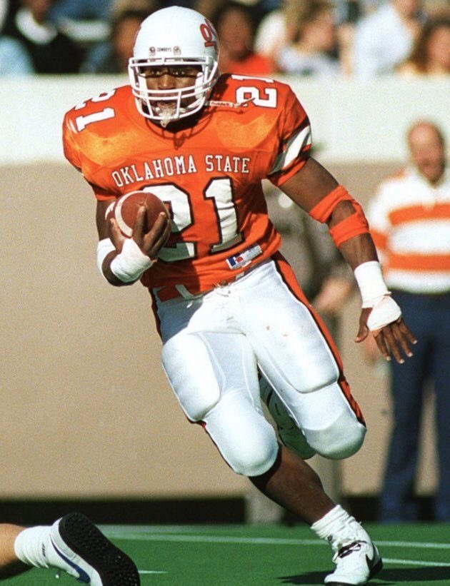 charza1e's tweet photo. Oklahoma State offered #GoPokes🤠 @CoachGRichDL @WesDr8ke @kirkjuice32 @lockhart_billy @ScoutFball @ChadSimmons_ @TomLoy247 @BSonnone https://t.co/Ub2PVEtAU6