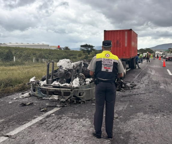 GN_Carreteras's tweet photo. #Tomeprecauciones en #Jalisco se registra cierre parcial de circulación por #Vehiculoincendiado cerca del Km 091+500 de la carretera Acatlán de Juárez - Colima dirección Colima. Atienda indicación vial. https://t.co/Zx3a8PVKxk
