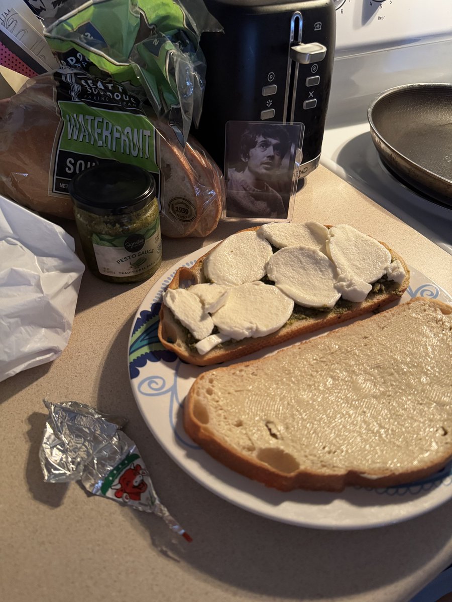 VicariousBliss's tweet photo. Sandwich making is an art and im no Pollock https://t.co/htEEfUdZ99