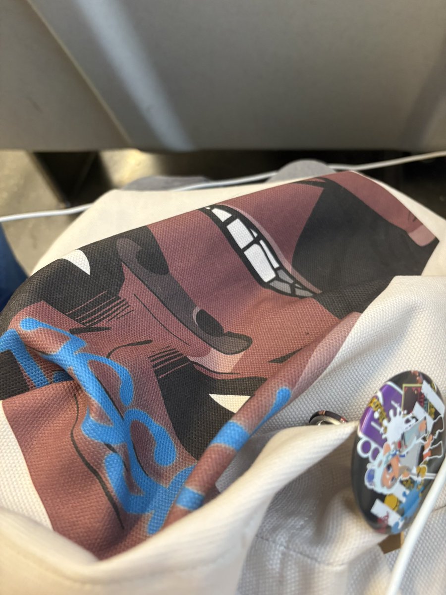 Augi_97's tweet photo. I’m on the train I can’t wait omfogmofm https://t.co/VOmXCPHNMp
