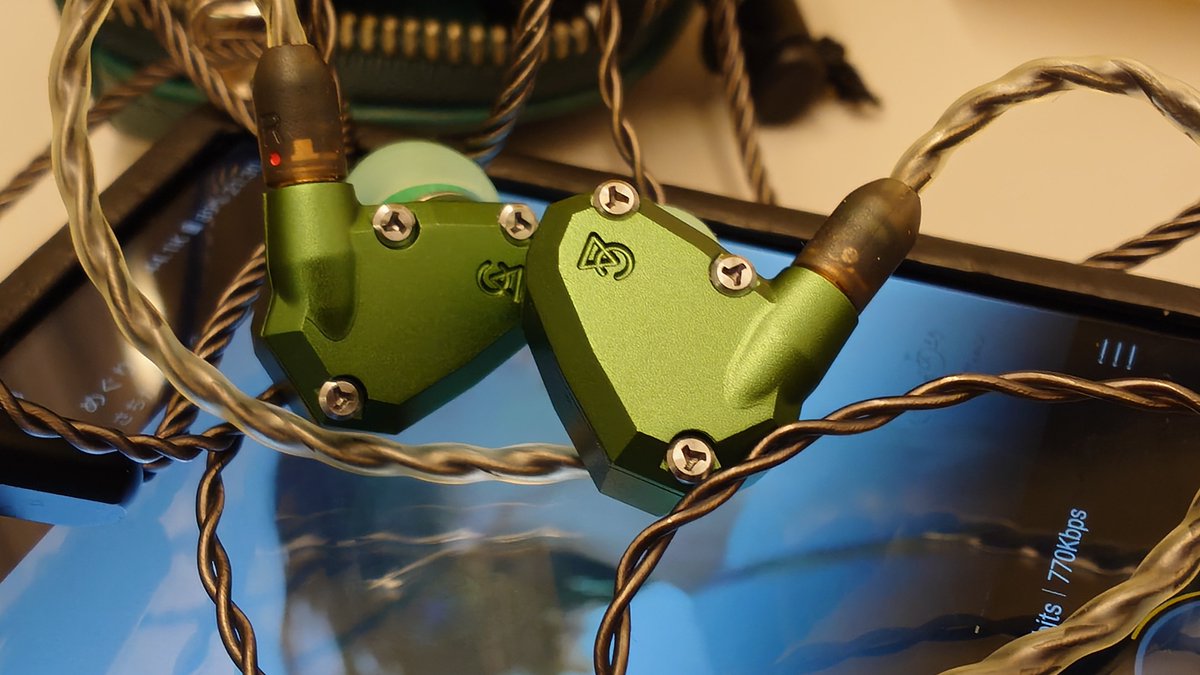 ryoutadb's tweet photo. 昨日はCampfire audio Andromeda 2019とSmoky Litz4.4です。また寝落ち😇発売からもう7年も経ってますが2017に比べると綺麗ですw😇イヤホンは音が命ですが、見た目にも命があります。つまり「命2つ」です😇私は欲張りなので、両方…
#Campfireaudio 
#Andromeda 
#aloaudio 
#今日のイヤホン https://t.co/ok0Twxq49i