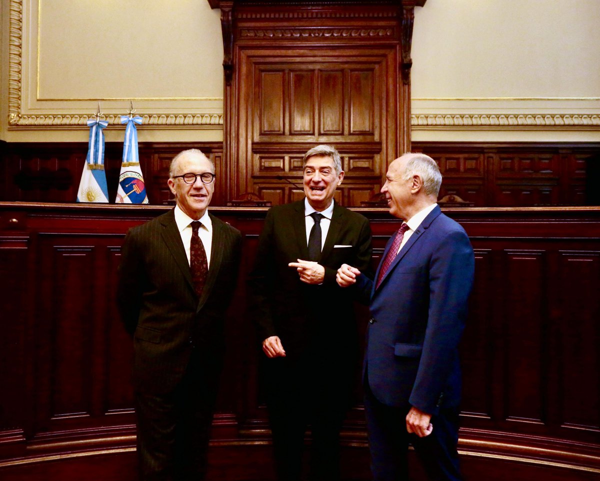 makearggayagain's tweet photo. la corte suprema derogó la ley de tierras: revocó la sentencia de la plata contra el dnu 70/2023 de javier milei al desestimar la inconstitucionalidad, permitiendo que extranjeros compren campos sin límite de hectáreas, sin cupos por país y con lagos o ríos dentro. https://t.co/sCxphyvyQ8