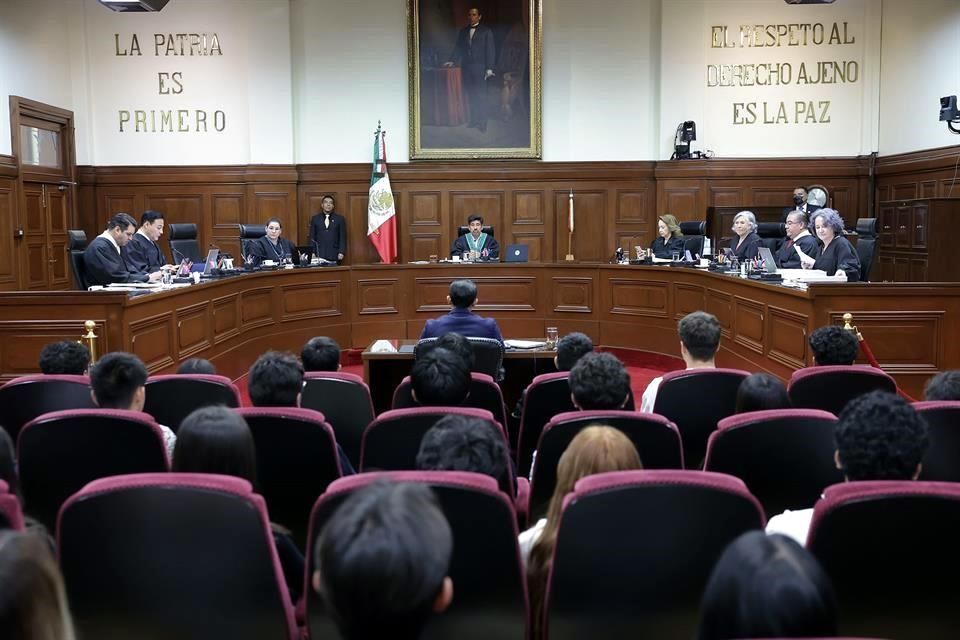 caracusmx's tweet photo. La #SupremaCorteDelAcordeon ordenó al Gobierno de Edomex resolver el hacinamiento en penal de Neza, que alberga a 5 mil 823 reos y su capacidad es para mil 834. ¿Los van a afiliar a Morena?

#AbreLosOjos #Mexico #MeDuelesMexico #EstadoFallido  #NarcoGobiernoDeMorena https://t.co/ikLOXYBap0