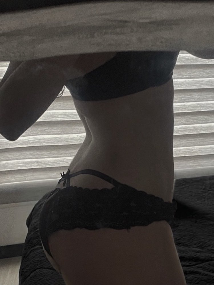 aaaarammmm's tweet photo. ♱ amy
♱ 20y/o
♱ emo cutie
♱ horny pretty much all the time 
♱ dm me if you’re a cute alt boy <3 https://t.co/AeMzeAEg1I