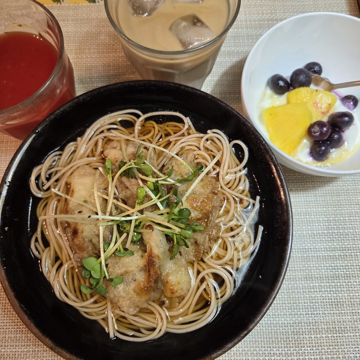 yuritny's tweet photo. グラノーラな朝が続きましたが
今朝は、涼しかったので
お蕎麦に舞茸天をのせました。
茄子は、ボリューミーになるので揚げませんでした(笑)

お蕎麦は、卯月製麺の【ほっそり細蕎麦】が切れて【馨蕎麦】🎶
@uzuki_seimen https://t.co/tBG7hJjcFh
