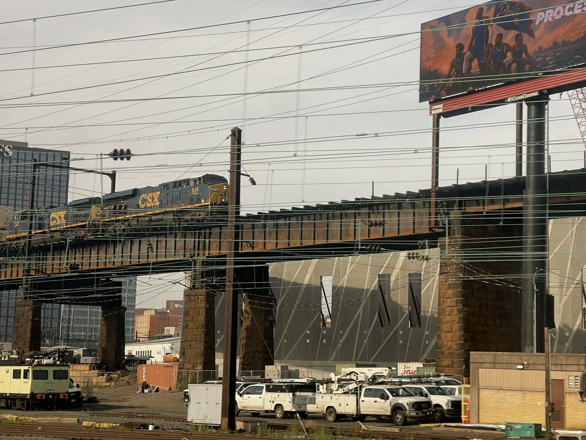 garaygabrip6's tweet photo. CSX train on elevated historic tracks north of Philadelphia Penn station
#PublicTransport #Streaks https://t.co/ab75DsoWpo