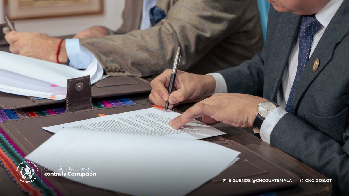 CNCguatemala's tweet photo. 🫱🏼‍🫲🏽 La Comisión Nacional contra la Corrupción y el Instituto Guatemalteco de Turismo (@InguatPrensa) suscribieron un convenio interinstitucional de cooperación técnica para impulsar acciones conjuntas en materia de prevención de la corrupción.

✒️ En representación de ambas instituciones, @julioflores_r y @harriswhitbeck, director del INGUAT, participaron en la firma de este acuerdo, que permitirá brindar apoyo técnico en áreas como la implementación de Sistemas de Integridad, el fortalecimiento del rol de la unidad encargada de asuntos de probidad y el desarrollo de campañas de sensibilización para prevenir la corrupción.

✅ Con esta alianza, abrimos nuevos espacios de cooperación para compartir conocimientos, fortalecer capacidades y promover una cultura de integridad en la administración pública.

#BitácoraCNC
