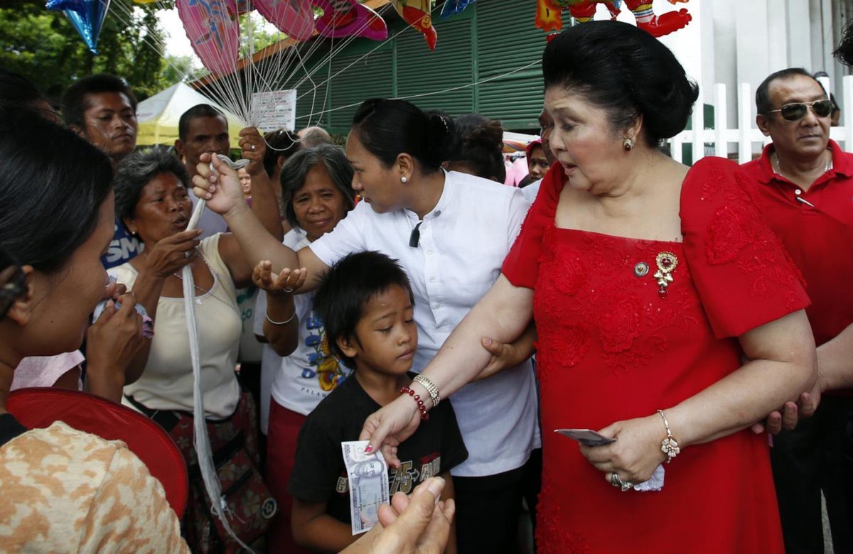 the_kimhun's tweet photo. Imelda Marcos ภรรยาของ Ferdinand  Marcos ประธานาธิบดีที่โกงประเทศมากสุดในประวัติศาสตร์ชาติฟิลิปปินส์ เวลาเธอออกไปไหนข้างนอก จะชอบแจกเงินให้ ปชช ผู้น่าสงสารที่มารอต้อนรับ เพื่อให้ได้ใจ ปชช หล่อเลี้ยงฐานเสียงให้สามีตัวเอง ศาลตัดสินว่าทั้งคู่ทุจริตเงินรัฐกว่า $600 ล้าน USD เป็นตระกูลมาเฟียนักการเมืองที่มีทั้งอำนาจมืดและเงิน ทำให้ชาวฟิลิปปินส์ยากจนลง ปัจจุบันคนฟิลิปปินส์ 6 ใน 10 มีฐานะยากจน 

#น้ำท่วม #น้ำท่วม69