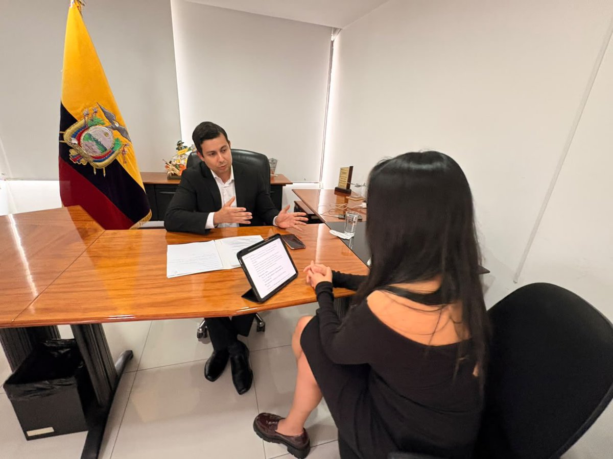 MIT_Ecuador's tweet photo. Compromiso con el país. 🇪🇨

El viceministro de Tecnologías de la Información y Comunicación, Ricardo Gutiérrez, atendió a @el_telegrafo para abordar temas coyunturales y estratégicos para el desarrollo tecnológico del Ecuador:

☑️ Desarrollo de las tecnologías 4G y 5G
☑️ Fortalecimiento de los Puntos Digitales Gratuitos
☑️ Ampliación de la conectividad mediante alianzas público-privadas
☑️ Expansión de la fibra óptica

Seguimos impulsando acciones para fortalecer la conectividad y generar más oportunidades para los ecuatorianos a través de la tecnología.