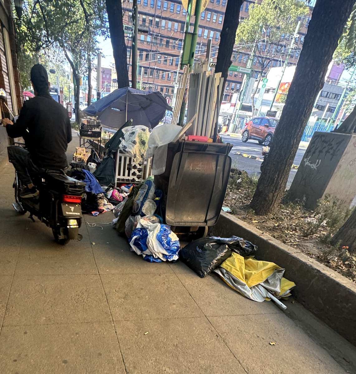 FridaCas's tweet photo. @AlessandraRdlv cómo es posible que afuera de un hospital  (Conde de Valencia) dejen pongan este desorden??? Desde ayer se plantaron unos hombres (obvio no en buenas condiciones) con toda esta basura. @SSPCMexico https://t.co/4xv6sjnKR5