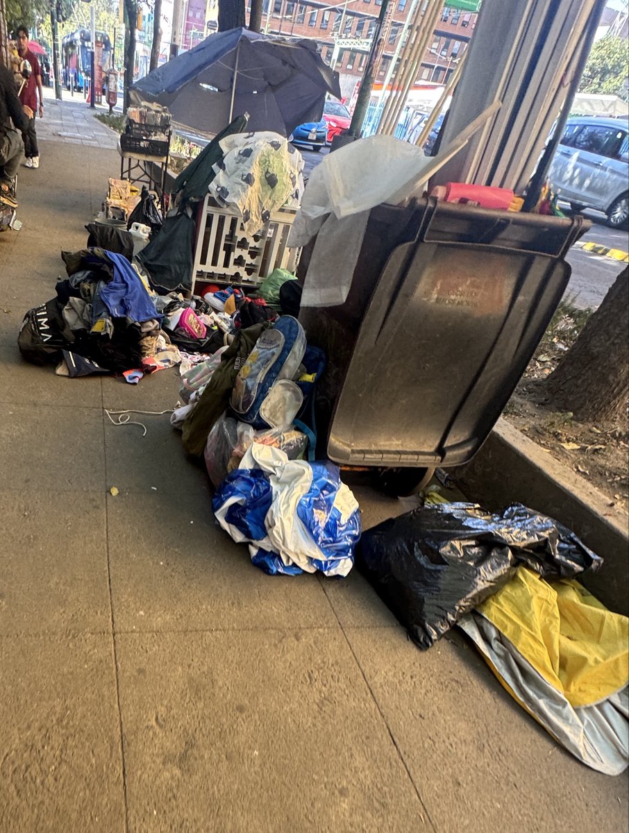 FridaCas's tweet photo. @AlessandraRdlv cómo es posible que afuera de un hospital  (Conde de Valencia) dejen pongan este desorden??? Desde ayer se plantaron unos hombres (obvio no en buenas condiciones) con toda esta basura. @SSPCMexico https://t.co/4xv6sjnKR5