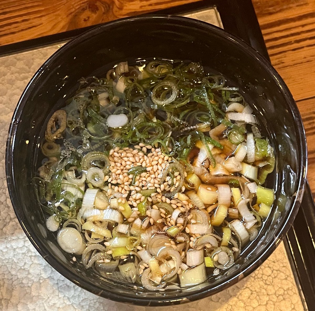 kenboh_ramen's tweet photo. ⭐感想
#中華そば弦月 
#〆クラ 
#ラー活 
#ラーメン 

静岡市のラーメン同人誌に掲載するお店へ訪問
本日２軒目です

間口が狭く奥に細長い店内でカウンター席のみで、入口の券売機も少し手狭な感じ

つけそばを購入したら、程なくして着丼

硬めで締まった中ストレートの麺が、醤油のエッジが効いたつけ汁をリフトしてあっさりと頂けました
チャーシューのしっとりした旨さも心地いい一杯

ごちそうさまでした🙏