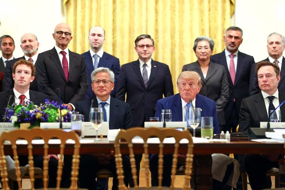 patriciajaniot's tweet photo. Trump reunió en la Casa Blanca a los gigantes de la inteligencia artificial. Elon Musk, Mark Zuckerberg, Jeff Bezos, Jensen Huang, Sundar Pichai y otros líderes del sector en un encuentro marcado por una pregunta clave: ¿cómo avanzar en la carrera tecnológica sin perder el control sobre la IA?

Trump defendió la innovación y habló de autorregulación, mientras en el Congreso crece la presión para establecer mayores controles y medidas de seguridad.

La competencia con China será decisiva para determinar los
próximos pasos. 

Creo que el verdadero desafío apenas comienza: Estados Unidos quiere mantener el liderazgo mundial en inteligencia artificial, pero la velocidad con la que avanza esta tecnología exige que innovación y responsabilidad vayan de la mano. No se trata de frenar la IA, sino de evitar que la carrera por dominarla termine dejando la seguridad en segundo plano.