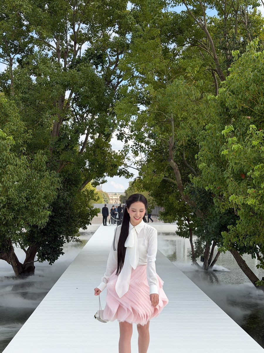 JisooBrasil's tweet photo. 🎮 sooyaaa__: Atualização da JISOO no Instagram (1)

“Há belezas que o tempo jamais apagará.” 🌳🕊️

@Dior @JonathanAnderson
#Dior #DiorSummer27

🔗 https://t.co/mmx3R7URFe

#JISOO #지수 #CLICK @officialBLISSOO https://t.co/700B3aR3eZ