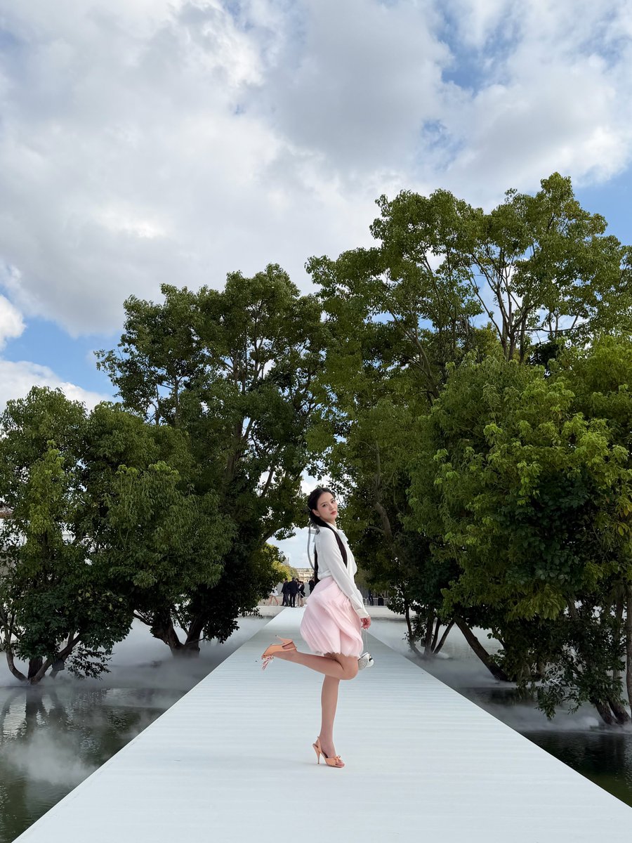 JisooBrasil's tweet photo. 🎮 sooyaaa__: Atualização da JISOO no Instagram (1)

“Há belezas que o tempo jamais apagará.” 🌳🕊️

@Dior @JonathanAnderson
#Dior #DiorSummer27

🔗 https://t.co/mmx3R7URFe

#JISOO #지수 #CLICK @officialBLISSOO https://t.co/700B3aR3eZ