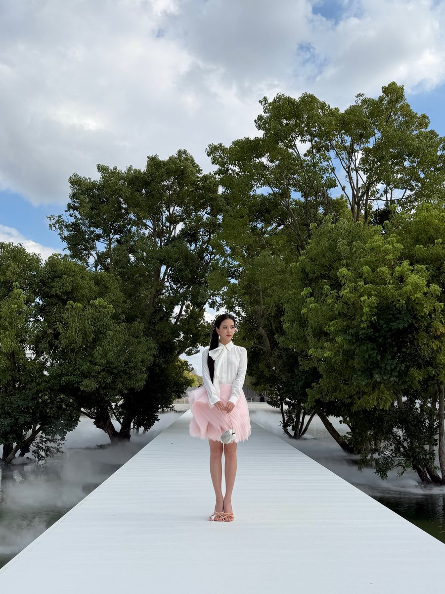 JisooBrasil's tweet photo. 🎮 sooyaaa__: Atualização da JISOO no Instagram (1)

“Há belezas que o tempo jamais apagará.” 🌳🕊️

@Dior @JonathanAnderson
#Dior #DiorSummer27

🔗 https://t.co/mmx3R7URFe

#JISOO #지수 #CLICK @officialBLISSOO https://t.co/700B3aR3eZ
