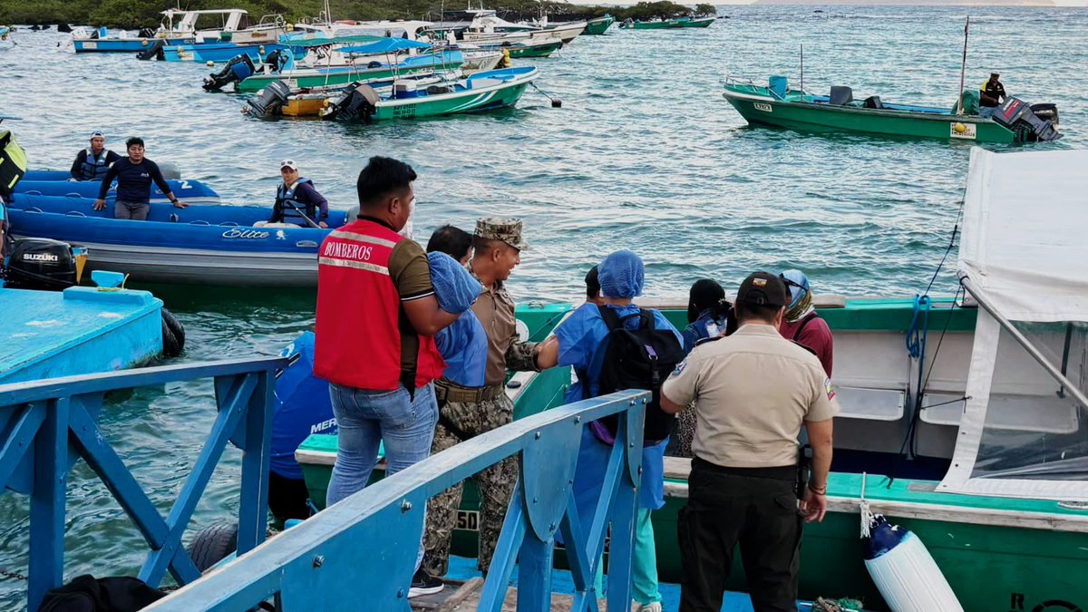 armada_ecuador's tweet photo. FUERZAS ARMADAS COORDINARON EVACUACIÓN MÉDICA DE UNA MENOR EN GALÁPAGOS

#Galápagos | Las Fuerzas Armadas, a través de la Armada del Ecuador, por medio de la Capitanía de Puerto Villamil (CAPVIL), atendieron una alerta canalizada mediante el ECU 911, tras la solicitud del Centro de Salud de Isabela para coordinar la evacuación médica de una menor de edad que requería atención especializada.
Ante la emergencia, personal naval gestionó su traslado desde Puerto Villamil, isla Isabela, hacia la isla Santa Cruz, a bordo de la embarcación de carga “Virgen del Cisne II”. Durante la navegación, la paciente permaneció acompañada por personal médico para garantizar la atención necesaria hasta su arribo.
La evacuación permitió el traslado oportuno de la menor al Hospital de Santa Cruz, donde recibiría la valoración y atención médica especializada correspondiente.
Con estas acciones, la Armada del Ecuador mantiene su capacidad de respuesta y coordinación interinstitucional ante emergencias en la Región Insular, contribuyendo a la salvaguarda de la vida humana y al bienestar de quienes habitan las islas Galápagos.
#YoSoyNaval
#SiempreARumbo