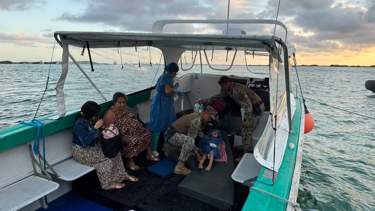 armada_ecuador's tweet photo. FUERZAS ARMADAS COORDINARON EVACUACIÓN MÉDICA DE UNA MENOR EN GALÁPAGOS

#Galápagos | Las Fuerzas Armadas, a través de la Armada del Ecuador, por medio de la Capitanía de Puerto Villamil (CAPVIL), atendieron una alerta canalizada mediante el ECU 911, tras la solicitud del Centro de Salud de Isabela para coordinar la evacuación médica de una menor de edad que requería atención especializada.
Ante la emergencia, personal naval gestionó su traslado desde Puerto Villamil, isla Isabela, hacia la isla Santa Cruz, a bordo de la embarcación de carga “Virgen del Cisne II”. Durante la navegación, la paciente permaneció acompañada por personal médico para garantizar la atención necesaria hasta su arribo.
La evacuación permitió el traslado oportuno de la menor al Hospital de Santa Cruz, donde recibiría la valoración y atención médica especializada correspondiente.
Con estas acciones, la Armada del Ecuador mantiene su capacidad de respuesta y coordinación interinstitucional ante emergencias en la Región Insular, contribuyendo a la salvaguarda de la vida humana y al bienestar de quienes habitan las islas Galápagos.
#YoSoyNaval
#SiempreARumbo