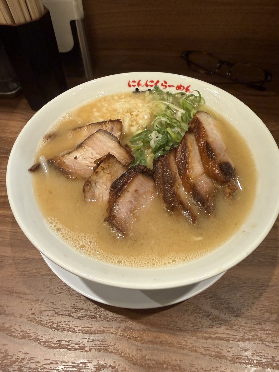 kyabaclub1's tweet photo. 最近お気に入りで深夜までやってるラーメン屋😋
9月14日に行って半月で3回目w
とんこつ醤油にんにくラーメン🍜チャーシュートッピング🐷
スープも麺も好みで美味い！
チャーシューは今まで食べた中で1番って言える旨さ！
替え玉しちゃったw
#ラーメン　#麺叶 https://t.co/i0WAiXzy52