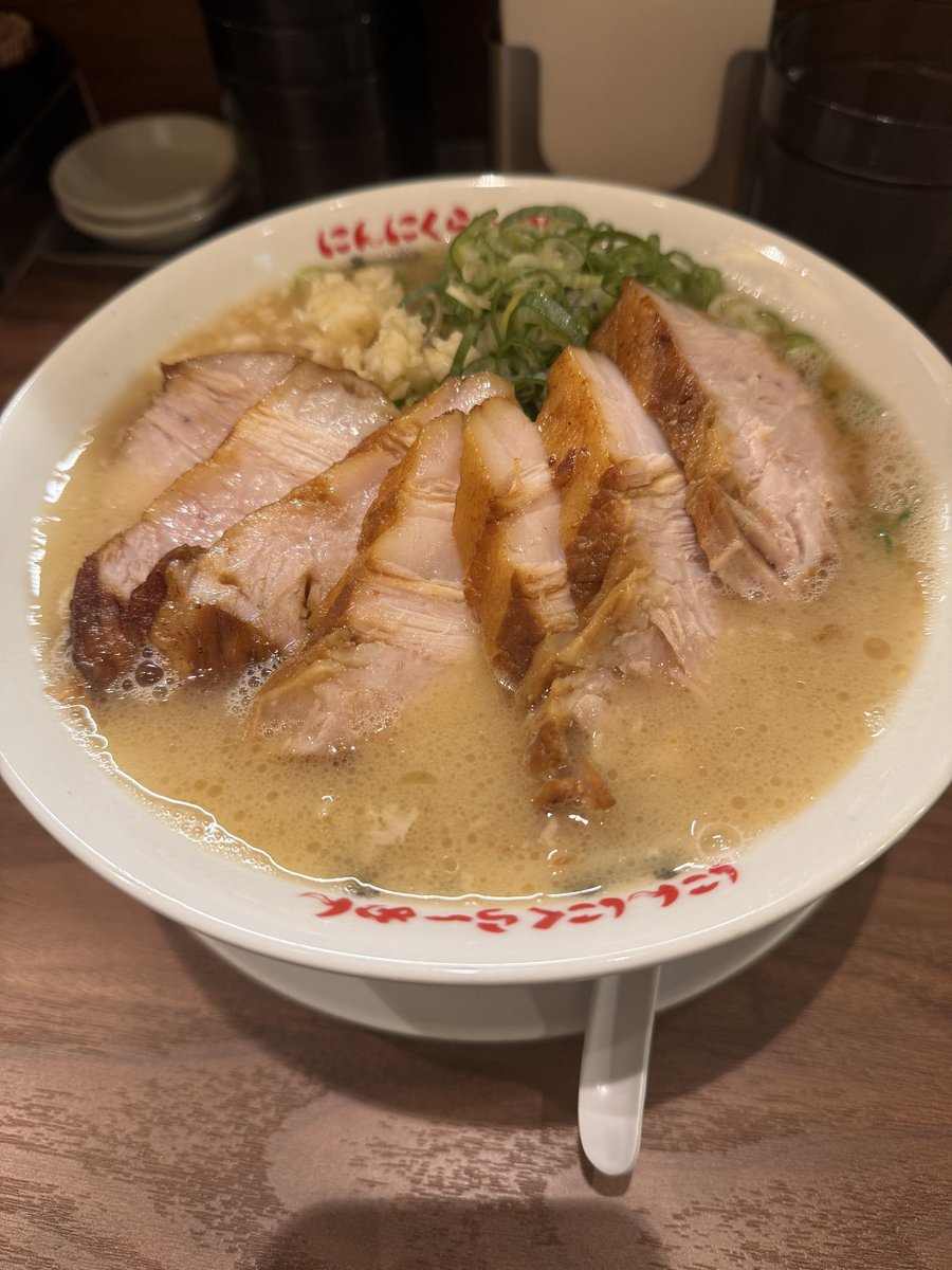 kyabaclub1's tweet photo. 最近お気に入りで深夜までやってるラーメン屋😋
9月14日に行って半月で3回目w
とんこつ醤油にんにくラーメン🍜チャーシュートッピング🐷
スープも麺も好みで美味い！
チャーシューは今まで食べた中で1番って言える旨さ！
替え玉しちゃったw
#ラーメン　#麺叶 https://t.co/i0WAiXzy52