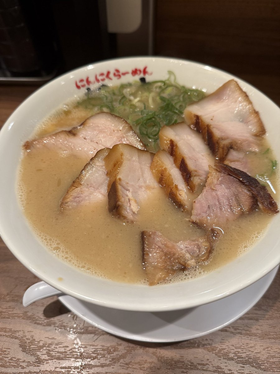 kyabaclub1's tweet photo. 最近お気に入りで深夜までやってるラーメン屋😋
9月14日に行って半月で3回目w
とんこつ醤油にんにくラーメン🍜チャーシュートッピング🐷
スープも麺も好みで美味い！
チャーシューは今まで食べた中で1番って言える旨さ！
替え玉しちゃったw
#ラーメン　#麺叶 https://t.co/i0WAiXzy52