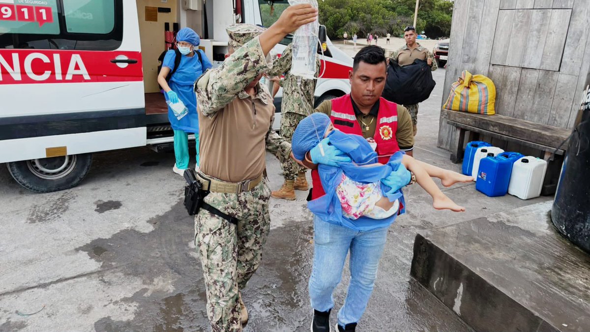 armada_ecuador's tweet photo. FUERZAS ARMADAS COORDINARON EVACUACIÓN MÉDICA DE UNA MENOR EN GALÁPAGOS

#Galápagos | Las Fuerzas Armadas, a través de la Armada del Ecuador, por medio de la Capitanía de Puerto Villamil (CAPVIL), atendieron una alerta canalizada mediante el ECU 911, tras la solicitud del Centro de Salud de Isabela para coordinar la evacuación médica de una menor de edad que requería atención especializada.
Ante la emergencia, personal naval gestionó su traslado desde Puerto Villamil, isla Isabela, hacia la isla Santa Cruz, a bordo de la embarcación de carga “Virgen del Cisne II”. Durante la navegación, la paciente permaneció acompañada por personal médico para garantizar la atención necesaria hasta su arribo.
La evacuación permitió el traslado oportuno de la menor al Hospital de Santa Cruz, donde recibiría la valoración y atención médica especializada correspondiente.
Con estas acciones, la Armada del Ecuador mantiene su capacidad de respuesta y coordinación interinstitucional ante emergencias en la Región Insular, contribuyendo a la salvaguarda de la vida humana y al bienestar de quienes habitan las islas Galápagos.
#YoSoyNaval
#SiempreARumbo