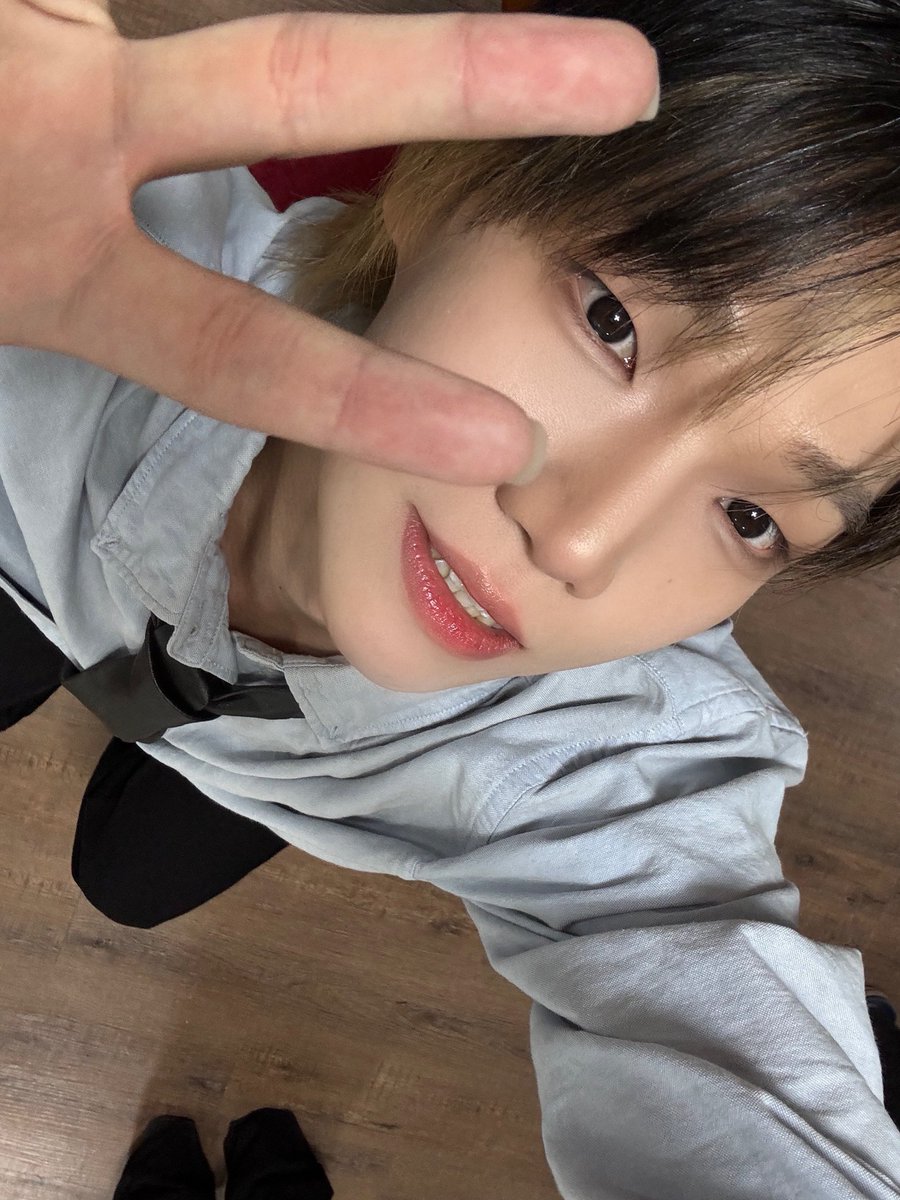 MikaMikaBnd's tweet photo. Finally my first bysou selca day and Youha has such cute pics 🙂↕️
#BysouSelcaDay #비쭈셀카데이 #BYOURSIDE #비유어사이드 #YOUHA #유하 https://t.co/tHH3Hsrltw