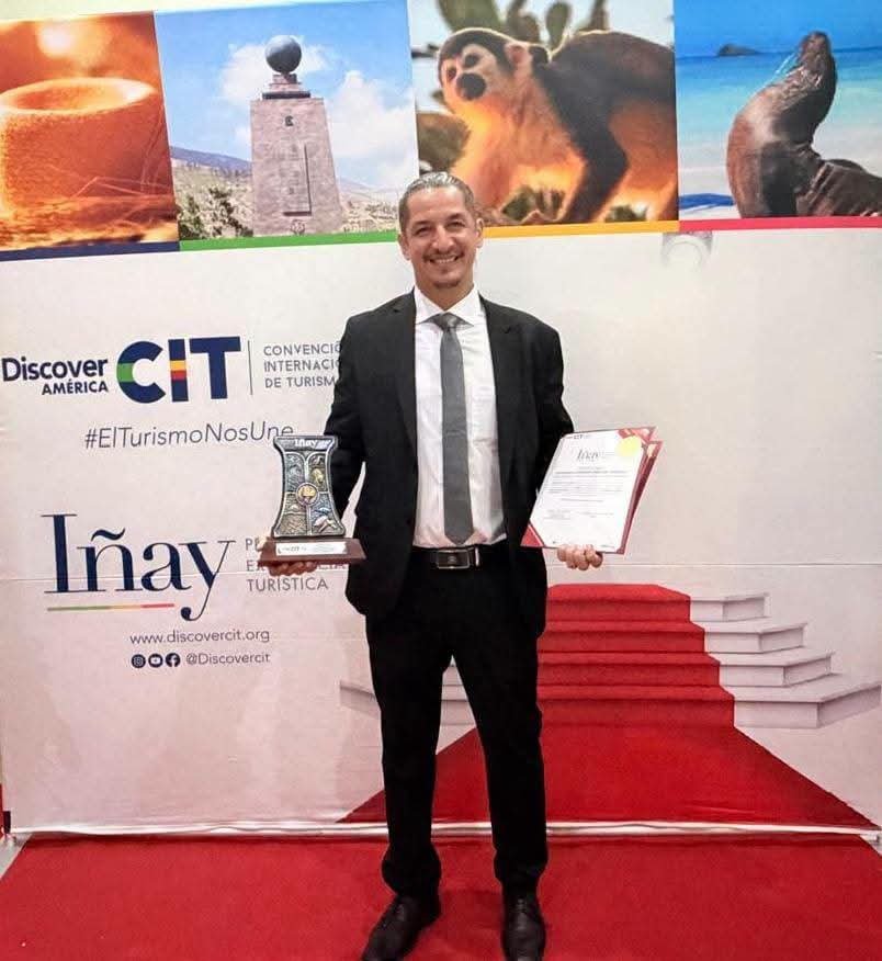 CAPTURLOSRIOS's tweet photo. ✨️LOS RÍOS PRESENTE EN LOS PREMIOS IÑAY 2026 ✨️

Es un orgullo celebrar y reconocer el extraordinario logro de Wimper Fidel Romero Gómez de la Torre, quien ha sido galardonado con el prestigioso Premio Iñay 2026 a la Excelencia del Turismo en el Ecuador📝🎖🏆. 

VIVA LOS RÍOS https://t.co/0ZIfnv7tx4