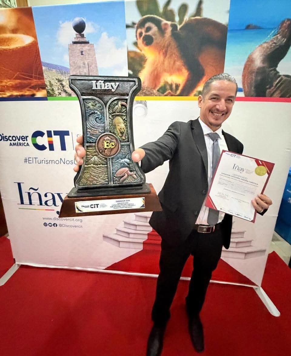 CAPTURLOSRIOS's tweet photo. ✨️LOS RÍOS PRESENTE EN LOS PREMIOS IÑAY 2026 ✨️

Es un orgullo celebrar y reconocer el extraordinario logro de Wimper Fidel Romero Gómez de la Torre, quien ha sido galardonado con el prestigioso Premio Iñay 2026 a la Excelencia del Turismo en el Ecuador📝🎖🏆. 

VIVA LOS RÍOS https://t.co/0ZIfnv7tx4