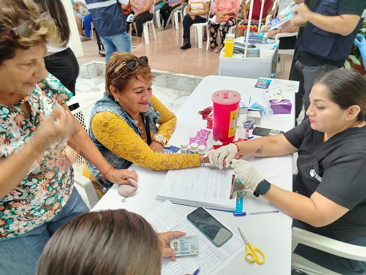 aquilesenlacomu's tweet photo. Hoy, la Dirección General de Vinculación con la Comunidad estuvo presente en la Feria de Salud por el Día Mundial del Corazón, organizada por la Dirección de Salud e Higiene, en la calle Francisco Segura, entre la 9na y 10ma.

Durante la jornada, los vecinos del sector pudieron acceder a servicios gratuitos de medicina general, cardiología, electrocardiogramas, nutrición y pruebas de ETS, acercando la atención y la prevención a la comunidad.

🤝 Seguimos trabajando para llevar servicios de salud más cerca de los guayaquileños.

💙 Guayaquil no se detiene.

#GuayaquilNoSeDetiene
#AquiEstamos
#AquilesCumplimos
#ObraDeAquiles