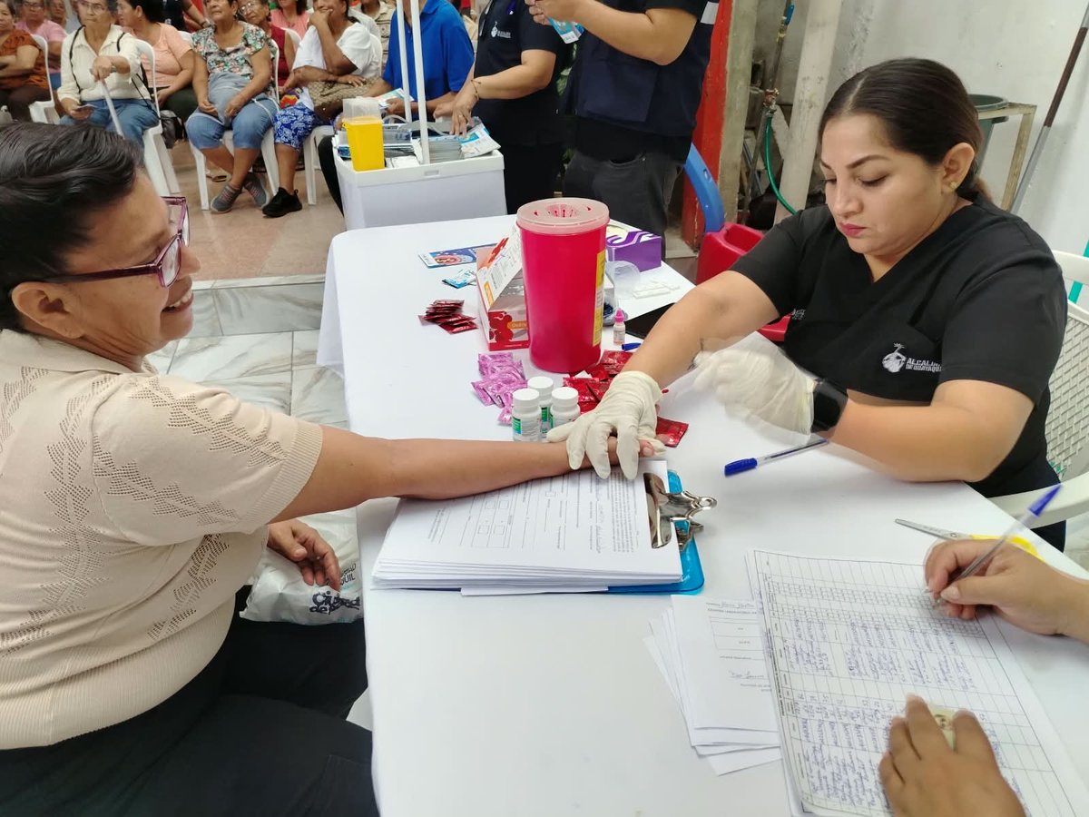 aquilesenlacomu's tweet photo. Hoy, la Dirección General de Vinculación con la Comunidad estuvo presente en la Feria de Salud por el Día Mundial del Corazón, organizada por la Dirección de Salud e Higiene, en la calle Francisco Segura, entre la 9na y 10ma.

Durante la jornada, los vecinos del sector pudieron acceder a servicios gratuitos de medicina general, cardiología, electrocardiogramas, nutrición y pruebas de ETS, acercando la atención y la prevención a la comunidad.

🤝 Seguimos trabajando para llevar servicios de salud más cerca de los guayaquileños.

💙 Guayaquil no se detiene.

#GuayaquilNoSeDetiene
#AquiEstamos
#AquilesCumplimos
#ObraDeAquiles