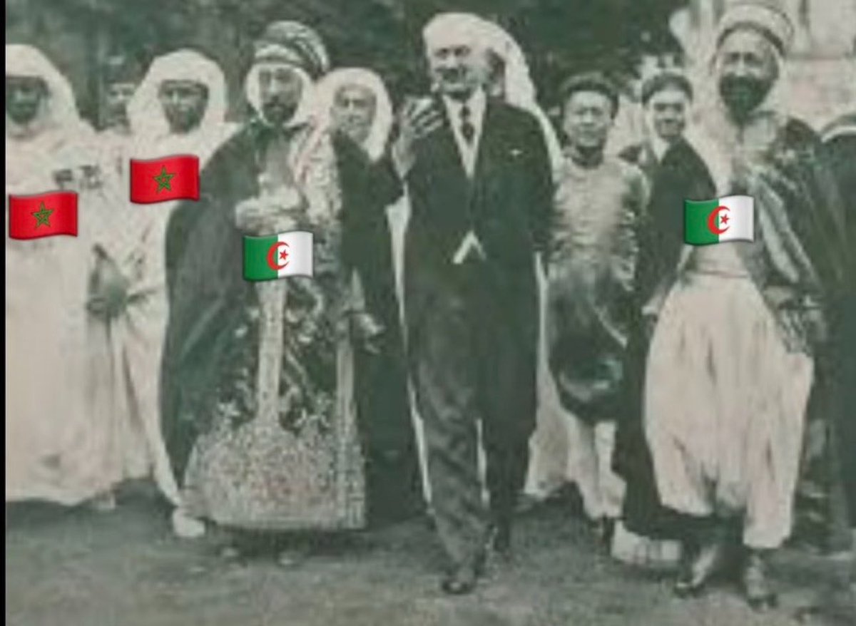 zirinumide's tweet photo. Un descendant des ʿAbid al-Bukhari qui s’approprie le caftan algérien et va même jusqu’à mettre une peinture représentant Ali Ben Ahmed de Constantine 🇩🇿 pour raconter son narratif mensonger.

Et pour pousser la crise identitaire jusqu’au bout, il s’est appelé « Bâcha ».

🛖🇲🇦🤏🏽 https://t.co/IqwPjjUwaj