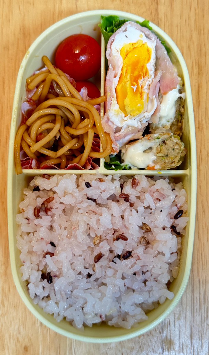 skydinner's tweet photo. 娘のお弁当作り417日目。

昨日は運動会→打ち上げのクラス焼肉へ😊高校生になったのでこういう事が企画できるらしい😌青春満喫してる様で何よりです

今日の献立は、ベーコンエッグ・チーズ豆腐ハンバーグ・焼きそばと🍅

#お弁当記録 
#お弁当
#弁当記録
#男の料理
#お弁当作り楽しもう部 https://t.co/0Ky82njrUk