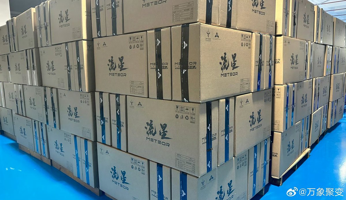 rokohi_0725's tweet photo. 【万象聚変「流星」出荷情報】

・初回大貨、各販売店への出荷準備中
・早ければ10月中に発送開始
・写真を見る限り外箱が非常に大きい
・「天幕」「復讐の女神」などの大型キットと同レベル
 
後続ロットも順調に生産中とのこと。楽しみです！
 
#中華プラモ情報 #万象聚変 #流星 #METEOR https://t.co/4PB5gT1Ku2