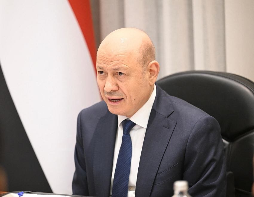 Yem_army_media's tweet photo. مجلس الدفاع الوطني يدعو المواطنين إلى الابتعاد عن مواقع وتحشيدات المليشيات والإبلاغ عن أي تحركات مشبوهة

عقد مجلس الدفاع الوطني، اجتماعاً برئاسة فخامة الرئيس الدكتور رشاد محمد العليمي، رئيس مجلس القيادة الرئاسي، القائد الأعلى للقوات المسلحة، بحضور أعضاء مجلس القيادة، سلطان العرادة، الدكتور عبدالله العليمي، عثمان مجلي، محمود الصبيحي، وسالم الخنبشي، بينما غاب بعذر عضوا المجلس طارق صالح، وعبدالرحمن المحرمي.

وكرس الاجتماع، بحضور رئيس مجلس النواب الشيخ سلطان البركاني، ورئيس مجلس الوزراء الدكتور شائع الزنداني، ورئيس مجلس الشورى الدكتور أحمد عبيد بن دغر، ورئيس هيئة التشاور والمصالحة محمد الغيثي، والوزراء والمسؤولين المعنيين أعضاء مجلس الدفاع الوطني، لمناقشة مستجدات الأوضاع الوطنية، ومستوى جاهزية القوات المسلحة والأمن والتشكيلات العسكرية في مختلف الجبهات.

كما ناقش الاجتماع الإجراءات التنفيذية المتعلقة بالتعبئة العامة والعودة الآمنة، واستمرار الخدمات الأساسية، والاستجابة الإنسانية للنازحين والمتضررين من تصعيد واعتداءات المليشيات الحوثية الإرهابية.

وجدد مجلس الدفاع الوطني التهنئة لأبناء الشعب اليمني بأعياد الثورة اليمنية، مترحماً على شهداء القوات المسلحة والمقاومة ال��عبية والمدنيين، ومتمنيا للجرحى والمصابين الشفاء العاجل.

واستمع المجلس إلى تقرير من عضو مجلس القيادة الرئاسي الدكتور عبدالله العليمي، حول مشاركته في أعمال الدورة الحادية والثمانين للجمعية العامة للأمم المتحدة، واللقاءات والفعاليات التي رافقتها، من اجل حشد الدعم الإقليمي والدولي للشعب اليمني وحكومته وقواته المسلحة، في مواجهة التصعيد الحوثي وتداعياته على حرية الملاحة والممرات المائية، والسلم والأمن الدوليين.

كما استمع مجلس الدفاع الوطني إلى تقارير من أعضاء المجلس حول المهام الموكلة اليهم، وزياراتهم الميدانية إلى الخطوط الأمامية في عدد من الجبهات للاطلاع على مستوى الجاهزية القتالية للقوات المرابطة، وسير العمليات والموقف الميداني في مختلف المحاور.

كما قدم رئيس مجلس الوزراء الدكتور شائع الزنداني، إحاطة حول الأوضاع الاقتصادية والخدمية، والإجراءات والاحتياطات الحكومية لمواجهة حالات الطوارئ، ومستوى الاستجابة لتداعيات تصعيد المليشيات الحوثية الارهابية، بما في ذلك تلبية الاحتياجات العاجلة للجرحى والنازحين، وضمان وفاء الدولة بإلتزاماتها الحتمية. كما تناولت الإحاطة الحلول والإجراءات التي أقرتها الحكومة لمعالجة أزمة الطاقة الكهربائية، بما في ذلك صيانة محطات توليد الكهرباء في العاصمة المؤقتة عدن.

وأشاد المجلس بما أظهرته القوات المسلحة وكافة التشكيلات العسكرية والمقاومة الشعبية خلال الفترة الماضية من تماسك وكفاءة عملياتية وقدرة عالية على الردع واستعادة زمام المبادرة في مختلف الجبهات، وما أوقعته عمليات��ا المنسقة من خسائر فادحة في صفوف المليشيات الحوثية وعتادها الحربي.
وأكد مجلس الدفاع الوطني، أن القوات المسلحة ستواصل الاضطلاع بمسؤولياتها الدستورية والقانونية في حماية المواطنين، وردع مصادر التهديد، وصولاً إلى تحقيق تطلعات الشعب اليمني في استعادة مؤسسات دولته، وبسط سيادتها على كامل التراب الوطني.

كما أشاد المجلس بالالتفاف الشعبي الواسع حول القوات المسلحة ومؤسسات الدولة، والمبادرات المجتمعية والقبلية والشعبية وقوافل الإسناد والإغاثة التي يسيرها المواطنون، رجالاً ونساءً، دعما للجبهات، والنازحين، معتبراً هذه المبادرات تعبيراً عن التلاحم الوطني ال��ريض في مواجهة عمليات التخريب التي تستهدف مؤسسات الدولة ومقدراتها الوطنية.

ودعا مجلس الدفاع الوطني المواطنين في المناطق الخاضعة بالقوة لسيطرة المليشيات الحوثية إلى الابتعاد عن المعسكرات ومخازن الأسلحة ومنصات إطلاق الصواريخ ومراكز القيادة والسيطرة والتحشيدات والمواقع العسكرية التابعة للمليشيات وخطوط إمدادها، وعدم السماح باستخدام الأحياء والمنشآت المدنية لأغراض عسكرية، حفاظاً على أرواحهم وسلامته��.

كما حث المجلس المواطنين على التعاون مع مؤسسات الدولة والأجهزة العسكرية والأمنية المختصة، والإبلاغ عبر القنوات الرسمية المعتمدة عن أي تحركات أو تحشيدات أو استحداثات عسكرية، أو أنشطة تهدد أمن المواطنين واستقرار مناطقهم، بما يعزز قدرة الدولة على حماية السكان ومنع المليشيات من استخدام التجمعات السكانية دروعا لأنشطتها الاجرامية.