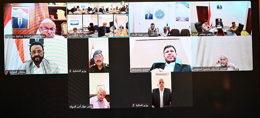 Yem_army_media's tweet photo. مجلس الدفاع الوطني يدعو المواطنين إلى الابتعاد عن مواقع وتحشيدات المليشيات والإبلاغ عن أي تحركات مشبوهة

عقد مجلس الدفاع الوطني، اجتماعاً برئاسة فخامة الرئيس الدكتور رشاد محمد العليمي، رئيس مجلس القيادة الرئاسي، القائد الأعلى للقوات المسلحة، بحضور أعضاء مجلس القيادة، سلطان العرادة، الدكتور عبدالله العليمي، عثمان مجلي، محمود الصبيحي، وسالم الخنبشي، بينما غاب بعذر عضوا المجلس طارق صالح، وعبدالرحمن المحرمي.

وكرس الاجتماع، بحضور رئيس مجلس النواب الشيخ سلطان البركاني، ورئيس مجلس الوزراء الدكتور شائع الزنداني، ورئيس مجلس الشورى الدكتور أحمد عبيد بن دغر، ورئيس هيئة التشاور والمصالحة محمد الغيثي، والوزراء والمسؤولين المعنيين أعضاء مجلس الدفاع الوطني، لمناقشة مستجدات الأوضاع الوطنية، ومستوى جاهزية القوات المسلحة والأمن والتشكيلات العسكرية في مختلف الجبهات.

كما ناقش الاجتماع الإجراءات التنفيذية المتعلقة بالتعبئة العامة والعودة الآمنة، واستمرار الخدمات الأساسية، والاستجابة الإنسانية للنازحين والمتضررين من تصعيد واعتداءات المليشيات الحوثية الإرهابية.

وجدد مجلس الدفاع الوطني التهنئة لأبناء الشعب اليمني بأعياد الثورة اليمنية، مترحماً على شهداء القوات المسلحة والمقاومة ال��عبية والمدنيين، ومتمنيا للجرحى والمصابين الشفاء العاجل.

واستمع المجلس إلى تقرير من عضو مجلس القيادة الرئاسي الدكتور عبدالله العليمي، حول مشاركته في أعمال الدورة الحادية والثمانين للجمعية العامة للأمم المتحدة، واللقاءات والفعاليات التي رافقتها، من اجل حشد الدعم الإقليمي والدولي للشعب اليمني وحكومته وقواته المسلحة، في مواجهة التصعيد الحوثي وتداعياته على حرية الملاحة والممرات المائية، والسلم والأمن الدوليين.

كما استمع مجلس الدفاع الوطني إلى تقارير من أعضاء المجلس حول المهام الموكلة اليهم، وزياراتهم الميدانية إلى الخطوط الأمامية في عدد من الجبهات للاطلاع على مستوى الجاهزية القتالية للقوات المرابطة، وسير العمليات والموقف الميداني في مختلف المحاور.

كما قدم رئيس مجلس الوزراء الدكتور شائع الزنداني، إحاطة حول الأوضاع الاقتصادية والخدمية، والإجراءات والاحتياطات الحكومية لمواجهة حالات الطوارئ، ومستوى الاستجابة لتداعيات تصعيد المليشيات الحوثية الارهابية، بما في ذلك تلبية الاحتياجات العاجلة للجرحى والنازحين، وضمان وفاء الدولة بإلتزاماتها الحتمية. كما تناولت الإحاطة الحلول والإجراءات التي أقرتها الحكومة لمعالجة أزمة الطاقة الكهربائية، بما في ذلك صيانة محطات توليد الكهرباء في العاصمة المؤقتة عدن.

وأشاد المجلس بما أظهرته القوات المسلحة وكافة التشكيلات العسكرية والمقاومة الشعبية خلال الفترة الماضية من تماسك وكفاءة عملياتية وقدرة عالية على الردع واستعادة زمام المبادرة في مختلف الجبهات، وما أوقعته عمليات��ا المنسقة من خسائر فادحة في صفوف المليشيات الحوثية وعتادها الحربي.
وأكد مجلس الدفاع الوطني، أن القوات المسلحة ستواصل الاضطلاع بمسؤولياتها الدستورية والقانونية في حماية المواطنين، وردع مصادر التهديد، وصولاً إلى تحقيق تطلعات الشعب اليمني في استعادة مؤسسات دولته، وبسط سيادتها على كامل التراب الوطني.

كما أشاد المجلس بالالتفاف الشعبي الواسع حول القوات المسلحة ومؤسسات الدولة، والمبادرات المجتمعية والقبلية والشعبية وقوافل الإسناد والإغاثة التي يسيرها المواطنون، رجالاً ونساءً، دعما للجبهات، والنازحين، معتبراً هذه المبادرات تعبيراً عن التلاحم الوطني ال��ريض في مواجهة عمليات التخريب التي تستهدف مؤسسات الدولة ومقدراتها الوطنية.

ودعا مجلس الدفاع الوطني المواطنين في المناطق الخاضعة بالقوة لسيطرة المليشيات الحوثية إلى الابتعاد عن المعسكرات ومخازن الأسلحة ومنصات إطلاق الصواريخ ومراكز القيادة والسيطرة والتحشيدات والمواقع العسكرية التابعة للمليشيات وخطوط إمدادها، وعدم السماح باستخدام الأحياء والمنشآت المدنية لأغراض عسكرية، حفاظاً على أرواحهم وسلامته��.

كما حث المجلس المواطنين على التعاون مع مؤسسات الدولة والأجهزة العسكرية والأمنية المختصة، والإبلاغ عبر القنوات الرسمية المعتمدة عن أي تحركات أو تحشيدات أو استحداثات عسكرية، أو أنشطة تهدد أمن المواطنين واستقرار مناطقهم، بما يعزز قدرة الدولة على حماية السكان ومنع المليشيات من استخدام التجمعات السكانية دروعا لأنشطتها الاجرامية.