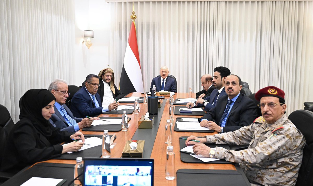 Yem_army_media's tweet photo. مجلس الدفاع الوطني يدعو المواطنين إلى الابتعاد عن مواقع وتحشيدات المليشيات والإبلاغ عن أي تحركات مشبوهة

عقد مجلس الدفاع الوطني، اجتماعاً برئاسة فخامة الرئيس الدكتور رشاد محمد العليمي، رئيس مجلس القيادة الرئاسي، القائد الأعلى للقوات المسلحة، بحضور أعضاء مجلس القيادة، سلطان العرادة، الدكتور عبدالله العليمي، عثمان مجلي، محمود الصبيحي، وسالم الخنبشي، بينما غاب بعذر عضوا المجلس طارق صالح، وعبدالرحمن المحرمي.

وكرس الاجتماع، بحضور رئيس مجلس النواب الشيخ سلطان البركاني، ورئيس مجلس الوزراء الدكتور شائع الزنداني، ورئيس مجلس الشورى الدكتور أحمد عبيد بن دغر، ورئيس هيئة التشاور والمصالحة محمد الغيثي، والوزراء والمسؤولين المعنيين أعضاء مجلس الدفاع الوطني، لمناقشة مستجدات الأوضاع الوطنية، ومستوى جاهزية القوات المسلحة والأمن والتشكيلات العسكرية في مختلف الجبهات.

كما ناقش الاجتماع الإجراءات التنفيذية المتعلقة بالتعبئة العامة والعودة الآمنة، واستمرار الخدمات الأساسية، والاستجابة الإنسانية للنازحين والمتضررين من تصعيد واعتداءات المليشيات الحوثية الإرهابية.

وجدد مجلس الدفاع الوطني التهنئة لأبناء الشعب اليمني بأعياد الثورة اليمنية، مترحماً على شهداء القوات المسلحة والمقاومة ال��عبية والمدنيين، ومتمنيا للجرحى والمصابين الشفاء العاجل.

واستمع المجلس إلى تقرير من عضو مجلس القيادة الرئاسي الدكتور عبدالله العليمي، حول مشاركته في أعمال الدورة الحادية والثمانين للجمعية العامة للأمم المتحدة، واللقاءات والفعاليات التي رافقتها، من اجل حشد الدعم الإقليمي والدولي للشعب اليمني وحكومته وقواته المسلحة، في مواجهة التصعيد الحوثي وتداعياته على حرية الملاحة والممرات المائية، والسلم والأمن الدوليين.

كما استمع مجلس الدفاع الوطني إلى تقارير من أعضاء المجلس حول المهام الموكلة اليهم، وزياراتهم الميدانية إلى الخطوط الأمامية في عدد من الجبهات للاطلاع على مستوى الجاهزية القتالية للقوات المرابطة، وسير العمليات والموقف الميداني في مختلف المحاور.

كما قدم رئيس مجلس الوزراء الدكتور شائع الزنداني، إحاطة حول الأوضاع الاقتصادية والخدمية، والإجراءات والاحتياطات الحكومية لمواجهة حالات الطوارئ، ومستوى الاستجابة لتداعيات تصعيد المليشيات الحوثية الارهابية، بما في ذلك تلبية الاحتياجات العاجلة للجرحى والنازحين، وضمان وفاء الدولة بإلتزاماتها الحتمية. كما تناولت الإحاطة الحلول والإجراءات التي أقرتها الحكومة لمعالجة أزمة الطاقة الكهربائية، بما في ذلك صيانة محطات توليد الكهرباء في العاصمة المؤقتة عدن.

وأشاد المجلس بما أظهرته القوات المسلحة وكافة التشكيلات العسكرية والمقاومة الشعبية خلال الفترة الماضية من تماسك وكفاءة عملياتية وقدرة عالية على الردع واستعادة زمام المبادرة في مختلف الجبهات، وما أوقعته عمليات��ا المنسقة من خسائر فادحة في صفوف المليشيات الحوثية وعتادها الحربي.
وأكد مجلس الدفاع الوطني، أن القوات المسلحة ستواصل الاضطلاع بمسؤولياتها الدستورية والقانونية في حماية المواطنين، وردع مصادر التهديد، وصولاً إلى تحقيق تطلعات الشعب اليمني في استعادة مؤسسات دولته، وبسط سيادتها على كامل التراب الوطني.

كما أشاد المجلس بالالتفاف الشعبي الواسع حول القوات المسلحة ومؤسسات الدولة، والمبادرات المجتمعية والقبلية والشعبية وقوافل الإسناد والإغاثة التي يسيرها المواطنون، رجالاً ونساءً، دعما للجبهات، والنازحين، معتبراً هذه المبادرات تعبيراً عن التلاحم الوطني ال��ريض في مواجهة عمليات التخريب التي تستهدف مؤسسات الدولة ومقدراتها الوطنية.

ودعا مجلس الدفاع الوطني المواطنين في المناطق الخاضعة بالقوة لسيطرة المليشيات الحوثية إلى الابتعاد عن المعسكرات ومخازن الأسلحة ومنصات إطلاق الصواريخ ومراكز القيادة والسيطرة والتحشيدات والمواقع العسكرية التابعة للمليشيات وخطوط إمدادها، وعدم السماح باستخدام الأحياء والمنشآت المدنية لأغراض عسكرية، حفاظاً على أرواحهم وسلامته��.

كما حث المجلس المواطنين على التعاون مع مؤسسات الدولة والأجهزة العسكرية والأمنية المختصة، والإبلاغ عبر القنوات الرسمية المعتمدة عن أي تحركات أو تحشيدات أو استحداثات عسكرية، أو أنشطة تهدد أمن المواطنين واستقرار مناطقهم، بما يعزز قدرة الدولة على حماية السكان ومنع المليشيات من استخدام التجمعات السكانية دروعا لأنشطتها الاجرامية.