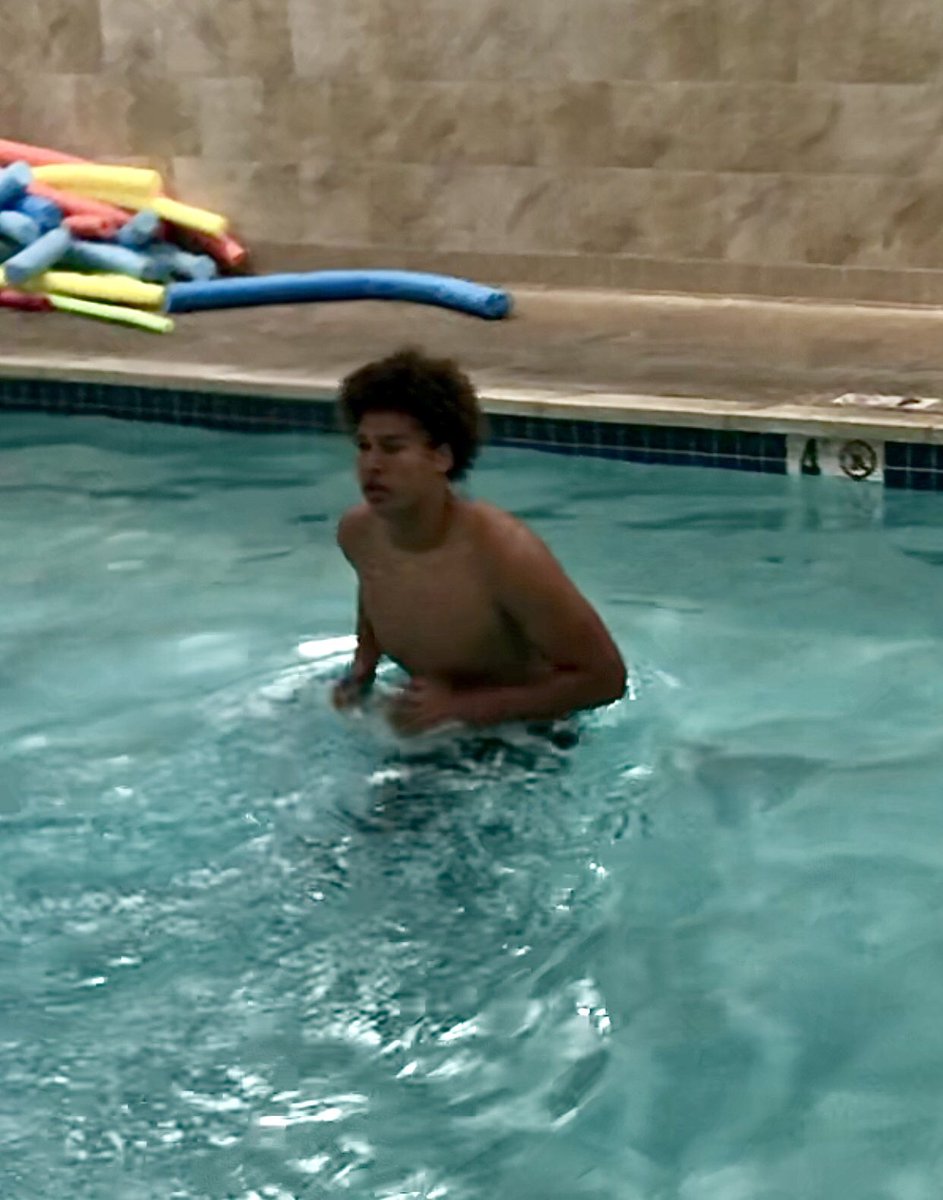 dlinevids1's tweet photo. Active recovery with 2029 OL @PrestonPitts29 (6-6 270). Keeping the body/joints fresh while working in the pool!

His mom (@PittsP2029) getting the nutrition dialed in for the week!

@recruit916 @BrandonHuffman @CoachLup @Coach_SD @JoeyMcGuireTTU @D_Co0p @MDohertyFB @CoachTuitele https://t.co/dm8kww0tdG