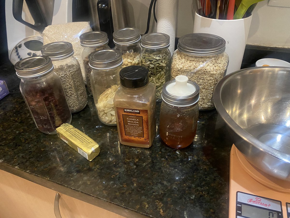ladonastewart's tweet photo. Saquen la pluma y la libreta porque les voy a enseñar a hacer su granola en casa, yo voy a hacer media receta, 1 k de avena, 1/4 de miel de abeja o la miel preferida, 100 gr de grasa (mantequilla, aceite de coco ) 250 gr de todas las sig semillas, son al gusto https://t.co/2GpQmdMsqt