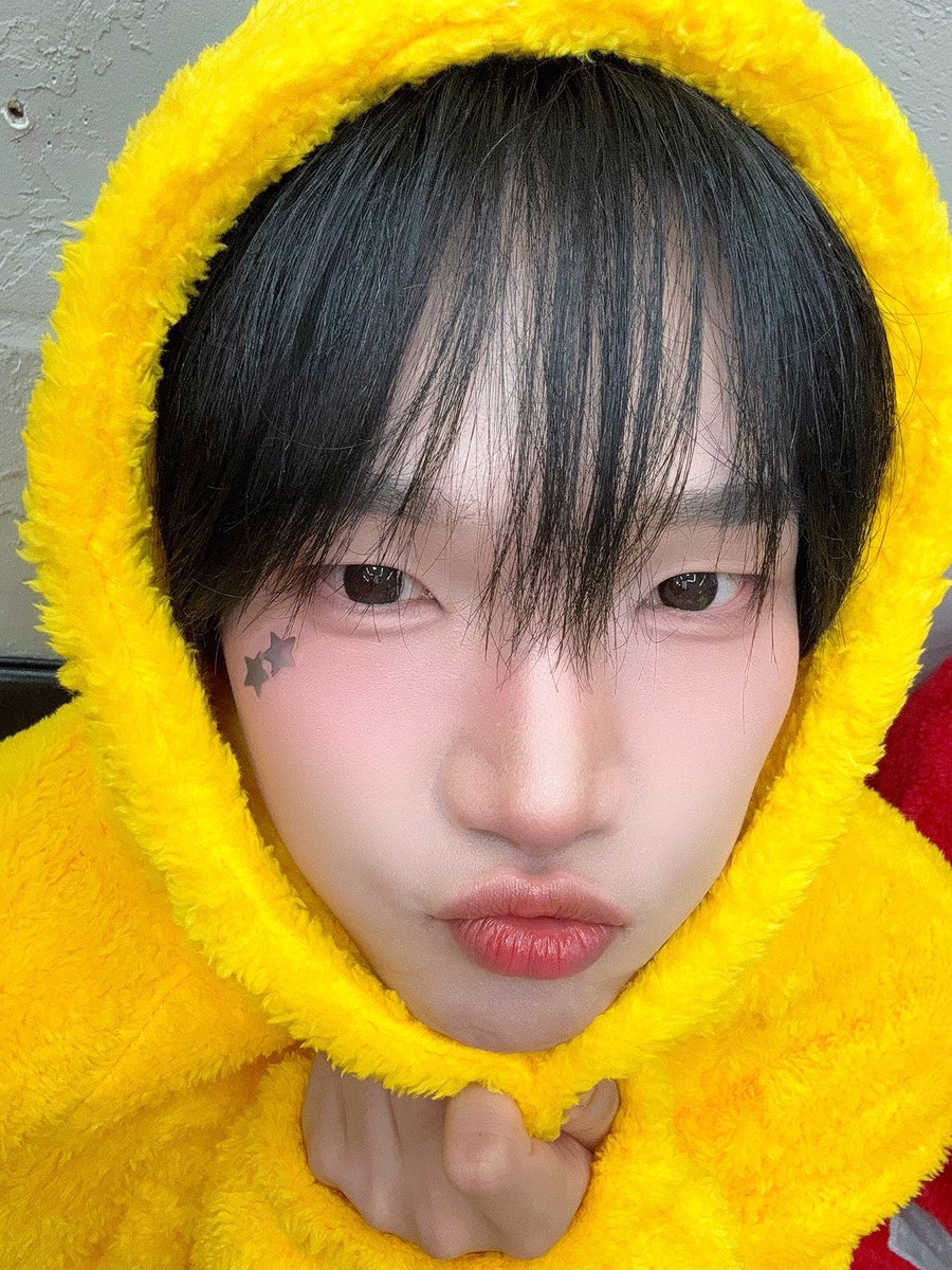 chainedupsiyun's tweet photo. a little late but!
#BysouSelcaDay #비쭈셀카데이 #BYOURSIDE #비유어사이드 #YOUHA #유하 https://t.co/ogj6i6H7eX