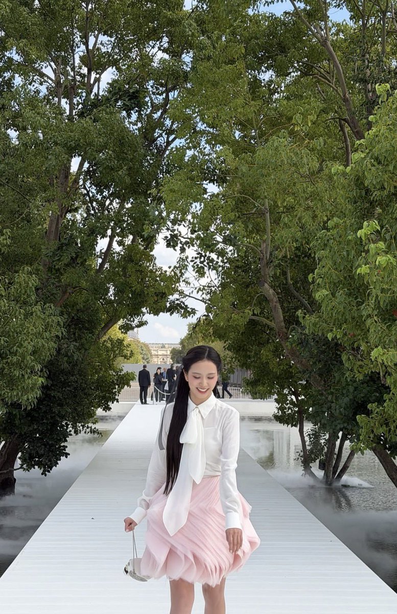 yk2aii's tweet photo. So much love from Dior and Paris 🌳 https://t.co/YCa7aSCkEc
