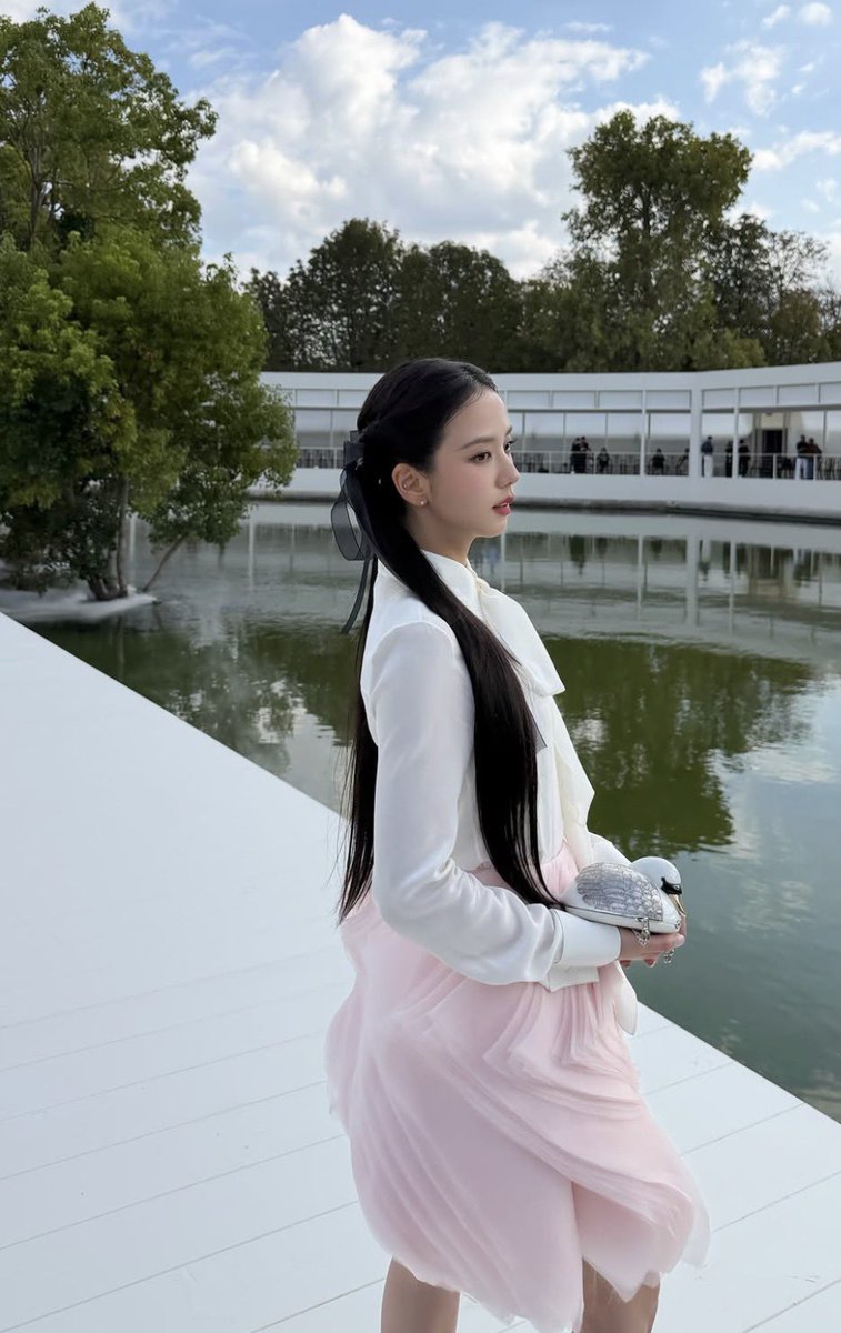 yk2aii's tweet photo. So much love from Dior and Paris 🌳 https://t.co/YCa7aSCkEc