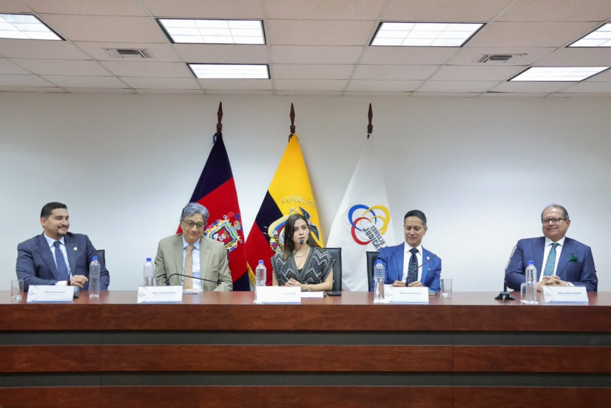 CJudicaturaEc's tweet photo. La presidenta del Consejo de la Judicatura, Mercedes Caicedo Aldaz (@mechascaicedo), el presidente de la @CorteNacional, Marco Rodríguez, los vocales @DamianLarcoG, @_AlfredoCuadros y @FabianFabara mantuvieron una reunión de trabajo con los jueces de las dependencias judiciales penales y especializadas en el juzgamiento de delitos relacionados con corrupción y crimen organizado.