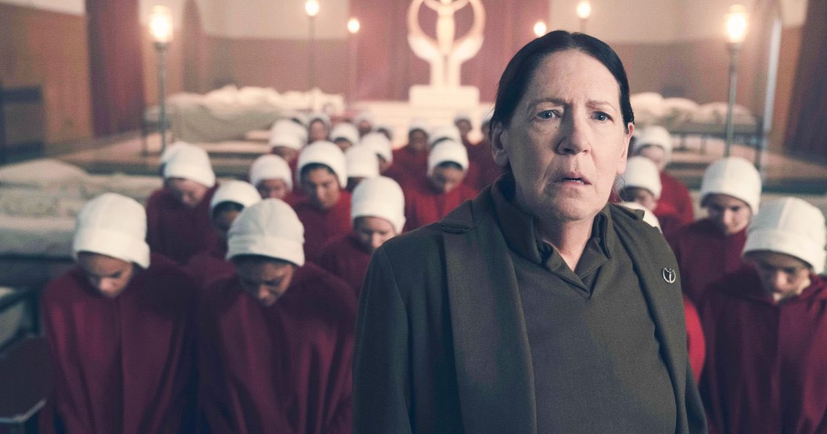 vendeta200's tweet photo. Ann Dowd quand faut jouer une responsable d’un groupe à protéger #TheLeftovers 🤝#TheHandmaidsTale https://t.co/iTRThRX6p5