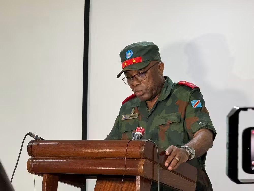 Baike9x's tweet photo. "Rwanda ekoki kosenga biso te to nommer ba officiers... ezali na sens te!" Kinshasa e réagisaki na bozongisi ya Général Sylvain Ekenge na ebonga. #Baike bolobi nini? https://t.co/YOvluKQHcY