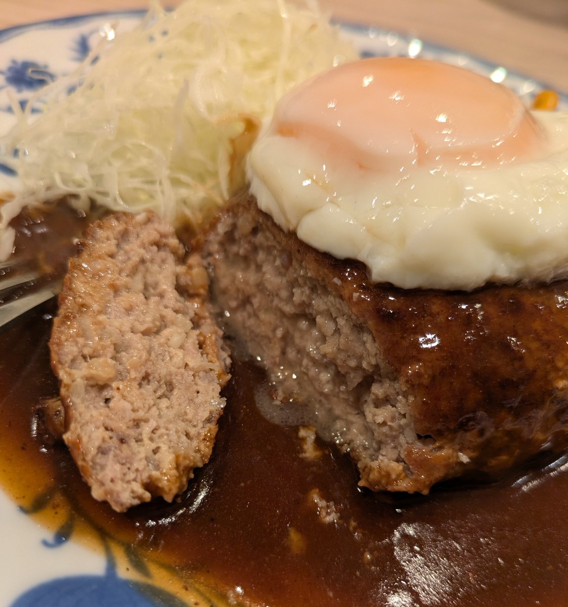 kadoya1's tweet photo. 難波の人気洋食屋。昭和21年創業。雨で行列がなかったから訪問。ミンチエッグを頂く。ハンバーグがめちゃくちゃ美味しい。これは人気なのが分かる味だ。この日はあいにくハムライスが売り切れ。次回はハイシビーフも食べてみたい。 https://t.co/q7QlLWuDv4
