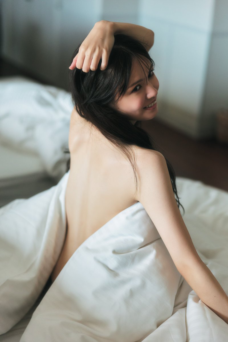 ayakaphotobook's tweet photo. おはようございます。
写真集お楽しみいただいていますか？

発売記念に誌面カットから特別に公開……
みなさんはどのページがお気に入り？

#岡本彩夏 #岡本彩夏1st写真集 #すきだらけ #あーーやと２人旅
@ayaka812_O @ayakaphotobook https://t.co/Aa4ahxJmk7
