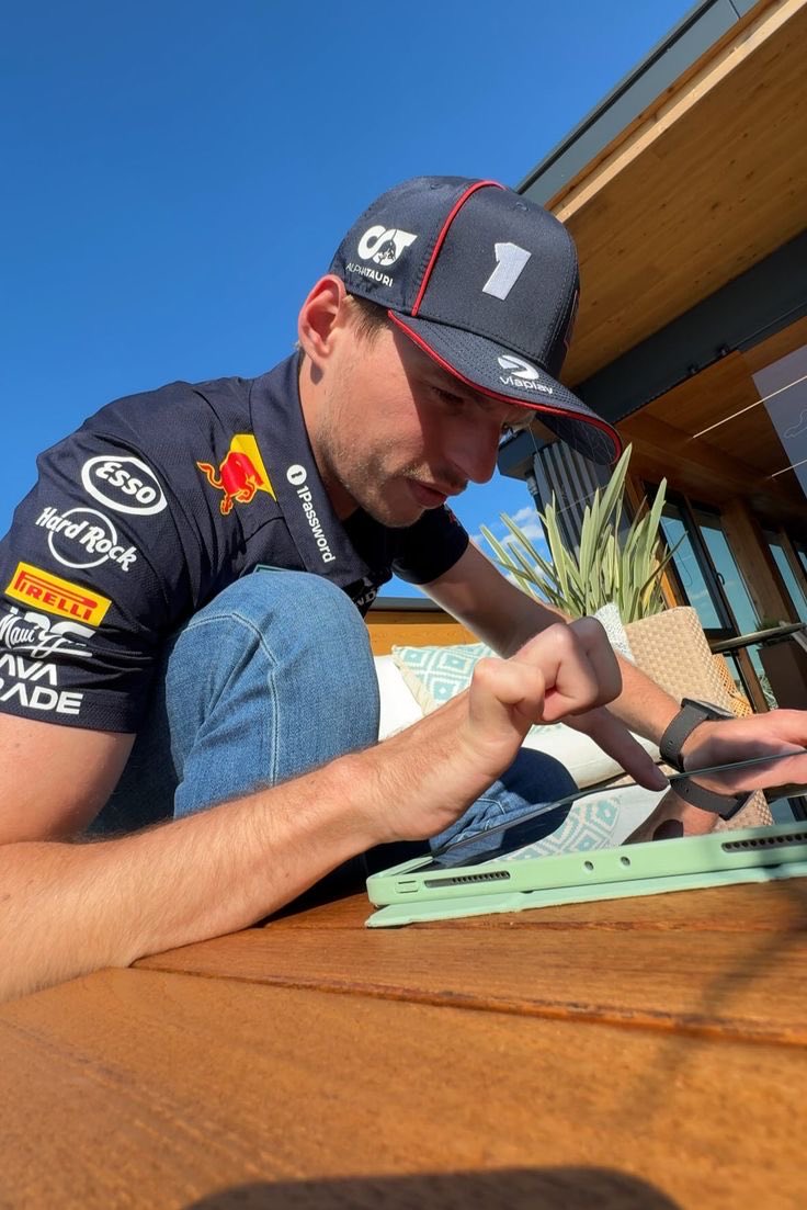 cantverstopim's tweet photo. I hope someone gets him an iPad for his birthday https://t.co/KHqshFKF0S