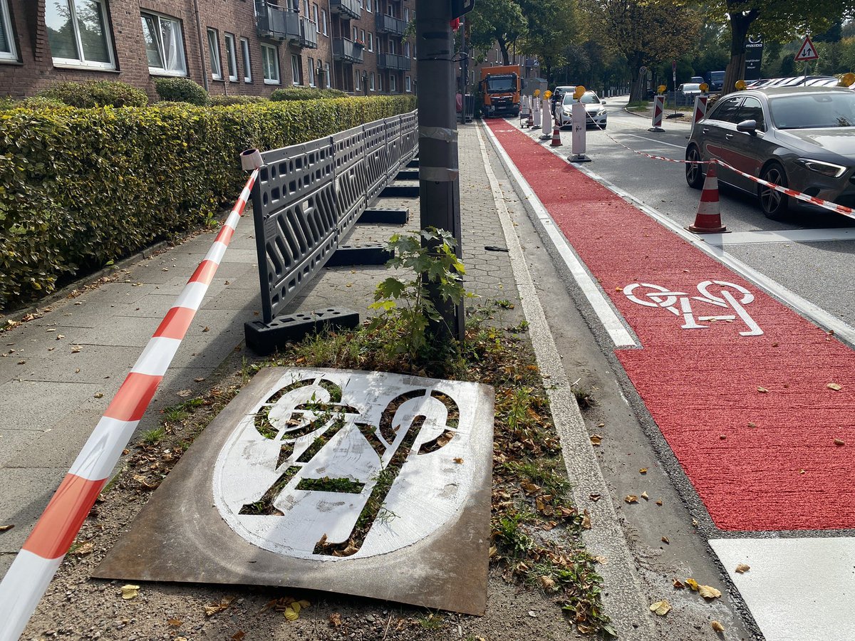 RadwegH's tweet photo. Entlang der Krausestr. wurden ab der Straßburger Str. Richtung Norden neue Schutzstreifen für den Radverkehr eingerichtet.

Ob in entgegengesetzter Richtung ebenfalls ein Schutzstreifen hinkommt, ließ sich vor Ort nicht klären.

Kraftfahrer werden trotzdem ohne Abstand überholen https://t.co/EPb9ZaPkk8