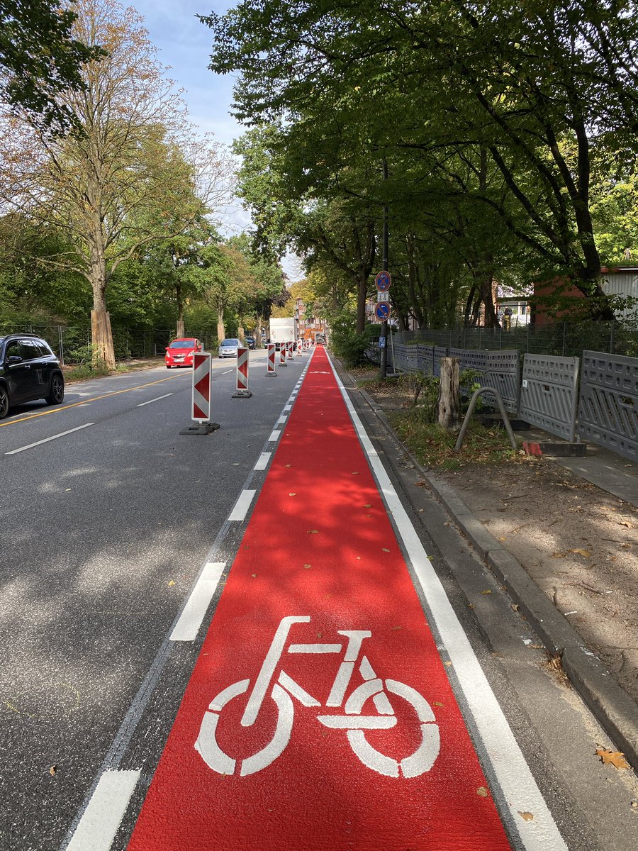 RadwegH's tweet photo. Entlang der Krausestr. wurden ab der Straßburger Str. Richtung Norden neue Schutzstreifen für den Radverkehr eingerichtet.

Ob in entgegengesetzter Richtung ebenfalls ein Schutzstreifen hinkommt, ließ sich vor Ort nicht klären.

Kraftfahrer werden trotzdem ohne Abstand überholen https://t.co/EPb9ZaPkk8